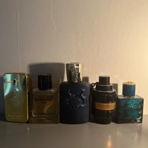 Parfymprover/samples/parfym - Säljer sample av alla parfymer på bilden. Storlekarna är 2 eller 5 ml. Kan lösa frakt privat för en billigare peng. Parfymerna är följande: Parfym de Marley Layton, Burberry hero, Spicebomb viktor&rolf extreme, One million och Versace Eros😄  Parfym de Marley Layton 99kr | 149kr  Burberry Hero 79kr | 129kr  Spicebomb Extreme 99kr | 149kr  One Million 59kr | 99kr  Versace Eros 69kr | 109kr  