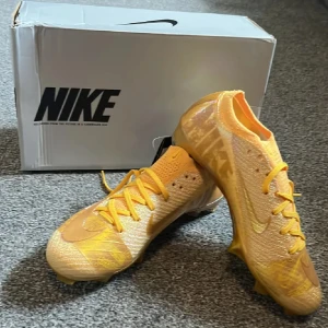 Nike Mercurial  - Säljer ett par helt oanvända Fotbollskor. Storlek 39. Kom PM för pris förslag  och annan information!! 