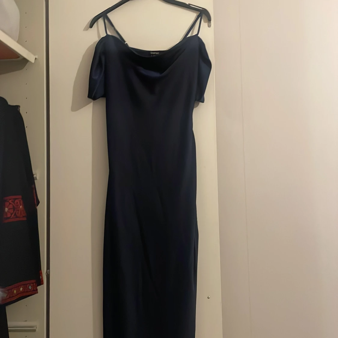 Mörkblå långklänning med puffärm - 3