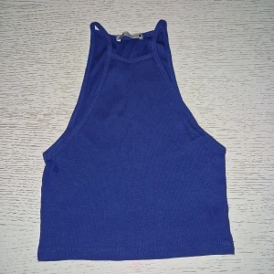 Blå croppad linnetopp från Zara - Croppad linnetopp från Zara i storlek S. 