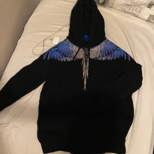Marcelo Burlon svart hoodie med blå vingar - Storlek är XS men passar bättre som S. Knappt använd