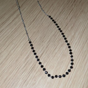 Silverhalsband med svarta pärlor - Snyggt silverhalsband med svarta pärlor. Inte alls använt mycket eftersom det inte varit min stil. Passar till mycket och är lätt att matcha med andra accessoarer. 