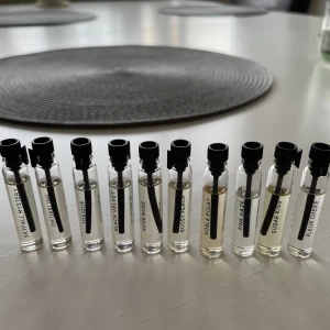 Parfymkit från Essnce - Parfymkit från Essnce.  Säljer ett set med 10 olika parfymprover, 2 ml i varje. Perfekt för att testa olika dofter. Pris på hemsidan 45 kr styck.