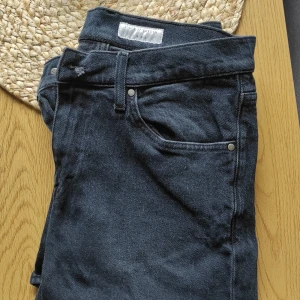 Tiger & scotch and soda jeans - 3 st tiger jeans 2 st 31/32 1 par 32/34 och ett par scotch and soda 31/32. Tiger jeans oanvända scotch and soda använda enstaka gång. 