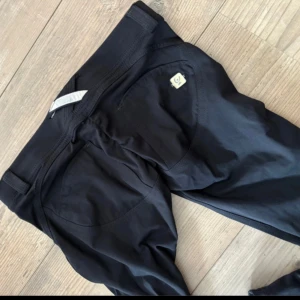 Svarta Freddy WR.UP byxor - Säljer ett par svarta Freddy WR.UP byxor i storlek small. De har  tight passform och är tillverkade i stretchigt material som formar sig snyggt efter kroppen. Byxorna har bakfickor och klassisk Freddy-logga på fickan.