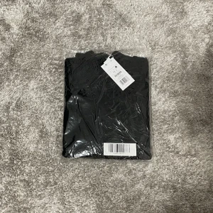 Svart tröja från Bershka - Säljer en svart tröja från Bershka i storlek XL. Tröjan är enkel och stilren, perfekt för dig som gillar en clean look. Tillverkad i återvunnen polyester enligt Bershkas Join Life-kollektion. Passar dig som vill ha en basic svart tröja i garderoben.