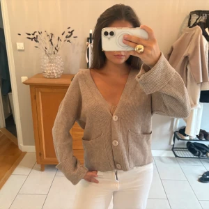 Nice kofta med knappar - Supersnygg kofta