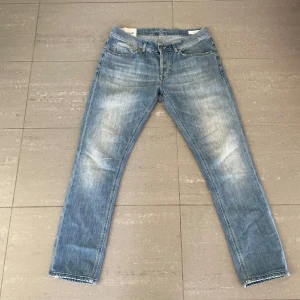Dondup George jeans  - Säljer nu dessa Dondup George jeans i storlek 34 som är i bra skick utöver lite trasiga mellan benen, skriv för fler bilder/frågor🙌🏼