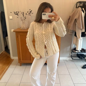 Vit stickad kofta med stora knappar - Skitfin kofta