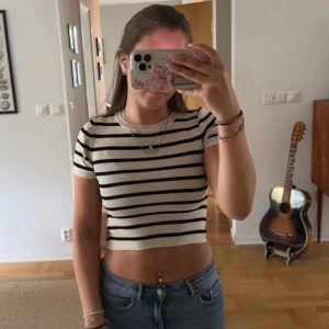 Randig croppad topp från Gina Tricot - Använd ett par gånger, men inga avvikande sömmar eller fläckar. Den är i storlek XS men jag skulle säga att den passar lika bra som S också. 💕💕