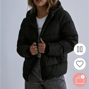 puffer jacket - En svart pufferjacket från pices som jag köpt på nelly. Storlek s men passar även m och xs beroende på hur man vill att den ska sitta. Knappt använd.  Säljer för 400kr men pris kan diskuteras💕💕