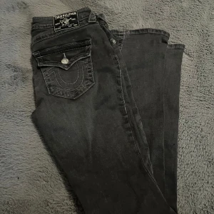 True Religion Joey Low Rise jeans svart - Bra i skick och aldrig använda, är inte säker på att sälja de men vill se om någon är intresserad så skriv om ni är intresserade🩵