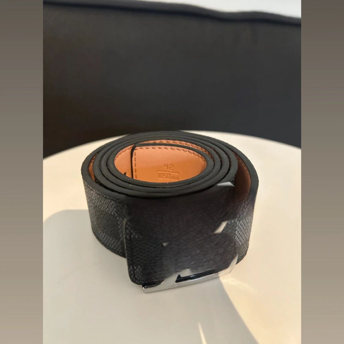 Svart rutigt skärp med silverfärgat spänne - 1