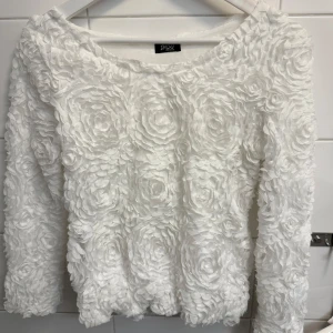 Vit blommig långärmad tröja  - Vit tröja med fina detaljer på, passar mig som har strl xs/s. Använd 1 gång🥰