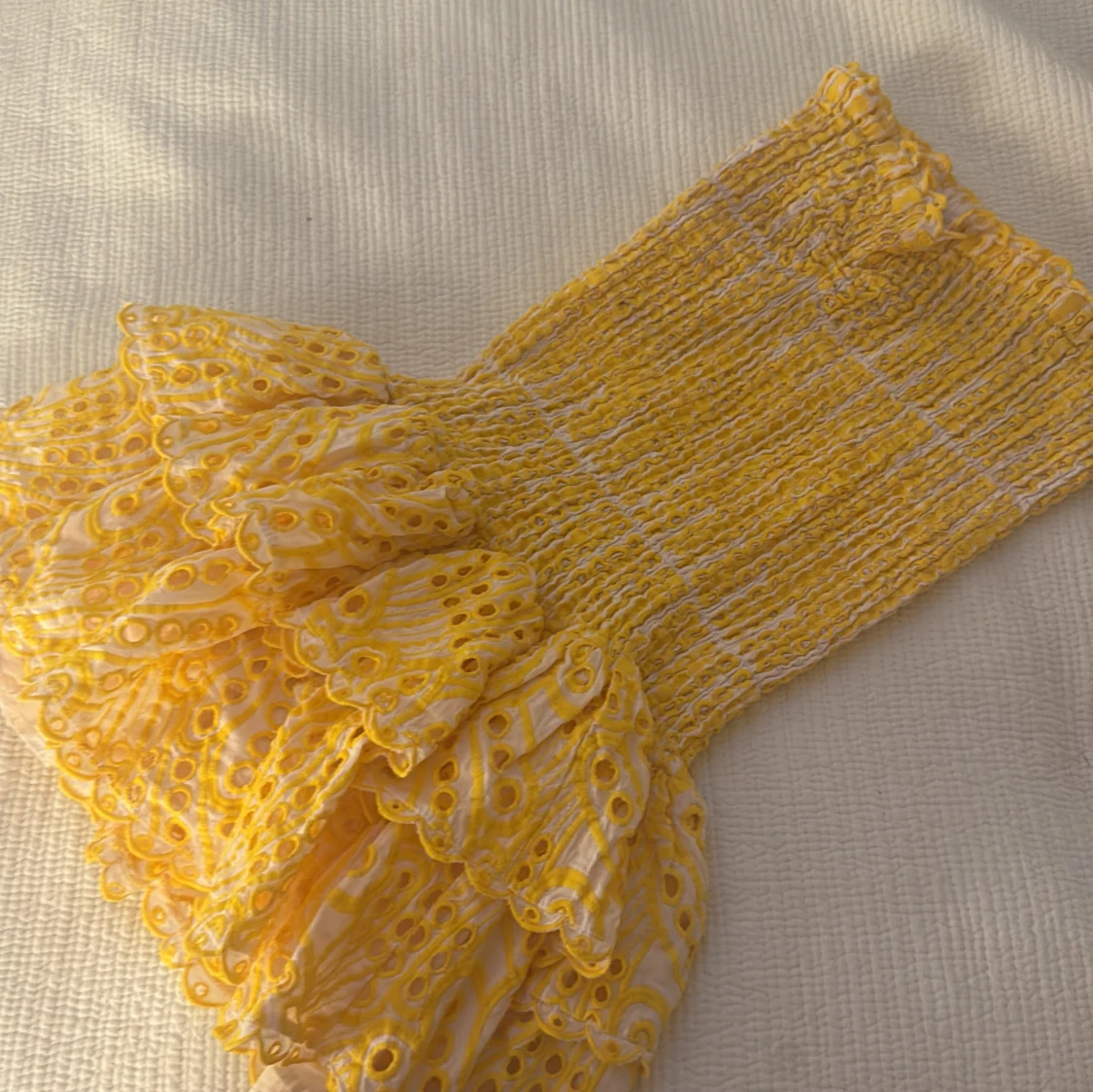 Gul axelbandslös kortklänning med volang - 1