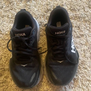 Hoka bondi 8 storlek 37 1/3 - Säljer ett par skor från märket Hoka i modellen bondi 8.  Skorna är i storlek 37 1/3.  De är endast använda vid två tillfällen. Inga slitningar eller defekter.  Nypris: 1 790 kr. 