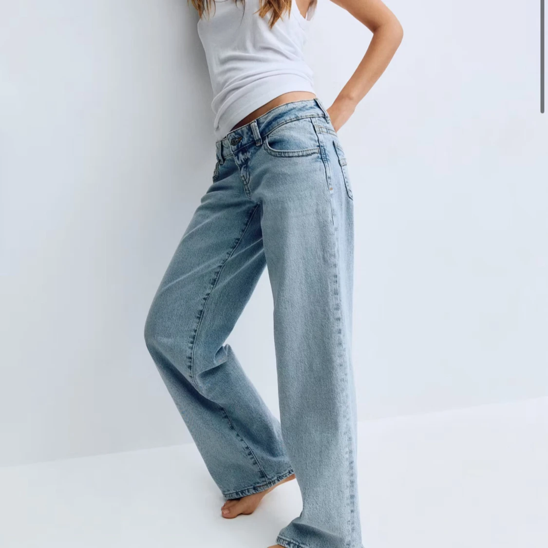 Ljusblå wide jeans med låg midja