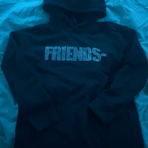 Svart hoodie från VLONE med strassdetaljer - Riktigt fet Vlone hoodie med rinestones både fram o bak.Sitter perfekt på dig som har storlek S och M om du är åt det kortare hållet. Vet inte riktigt vad jag ska skriva så har du nå frågor så är det bara å ställa dom🤝. Prutbar vid snabb affär