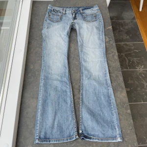 Ljusblå bootcut jeans - Så snygga jeans som tyvärr inte passar mig och har därför ingen bild på! Midjemått tvärsöver: 40cm Midjehöjd: 18cm Inerbens längd: 80cm💕
