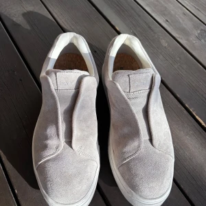 Eytys grå - Ett par gråa eytys i storlek 44. Säljer för att de är för stora för mig men dem är i ny skick. PRISET KAN DISKUTERAS