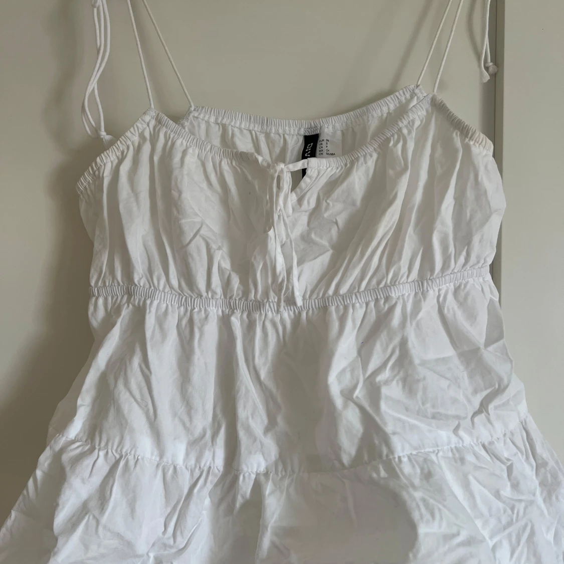 Vit linnetopp med tunna axelband  - 1