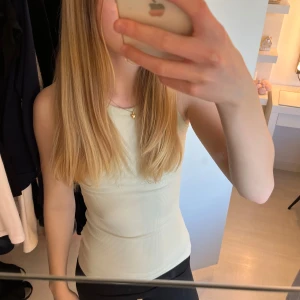 Ljusgrönt linne från H&M - Säljer ett ljusgrönt linne från H&M i storlek XS. Toppen är ärmlös och har en tight passform, perfekt för varma dagar. Enkel och stilren design som passar till mycket.