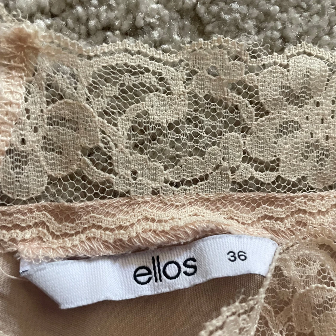 Ljusrosa linnetopp med spets från Ellos - 1