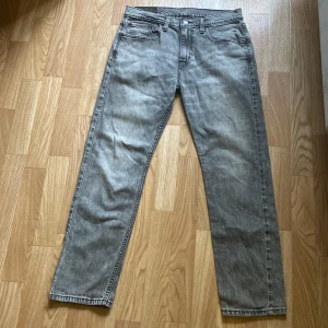 Grå Levis 502 jeans - Ljusgråa Levis 502 straight fit. W32 L32. Bara använda 2-3 gånger så i princip nästan nya😊