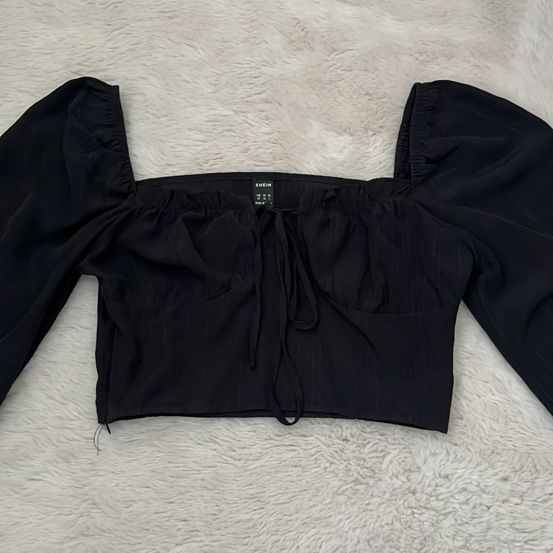 Svart croppad topp med puffärmar från SHEIN
