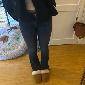 Vintage jeans - Jätte fina jeans jag köpte från Vinted men har tyvärr blivit försmå💕😩 det är storlek S men dom är inte stretchiga och sitter mer som xs skulle jag säga🥰