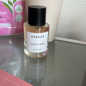 ESSNCE Dusty Amber  - 50ml, endast testsprejad, luktar gott & nästintill exakt som originalet men kände tyvärr att doften inte riktigt passade på mig 💖