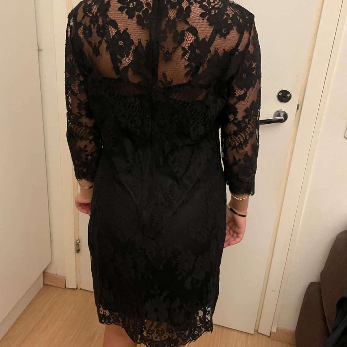 Svart spetsklänning från Guess - 1