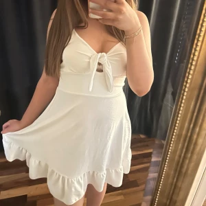 Vit sommarklänning - Säljer en super söt vit sommarklänning