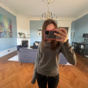 Grå stickad tröja - Grå Kashmir tröja från soft goat(utan lapp). Jätte skönt material och passar till allt!! Det finns ett litet hål vid armen som ej märks av då det är så litet