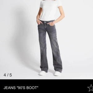 Grå bootcut jeans '90's Boot' - Säljer ett par gråa bootcut jeans från 157. Jeansen har en lätt tvättad look och raka ben som blir vidare längst ner.