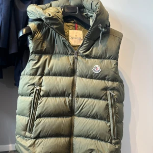 Moncler Cardamine Väst - Moncler Cardamine väst i storlek 2 (s/m). Använd ca 3 månader. 9/10.  Tags medföljer. 