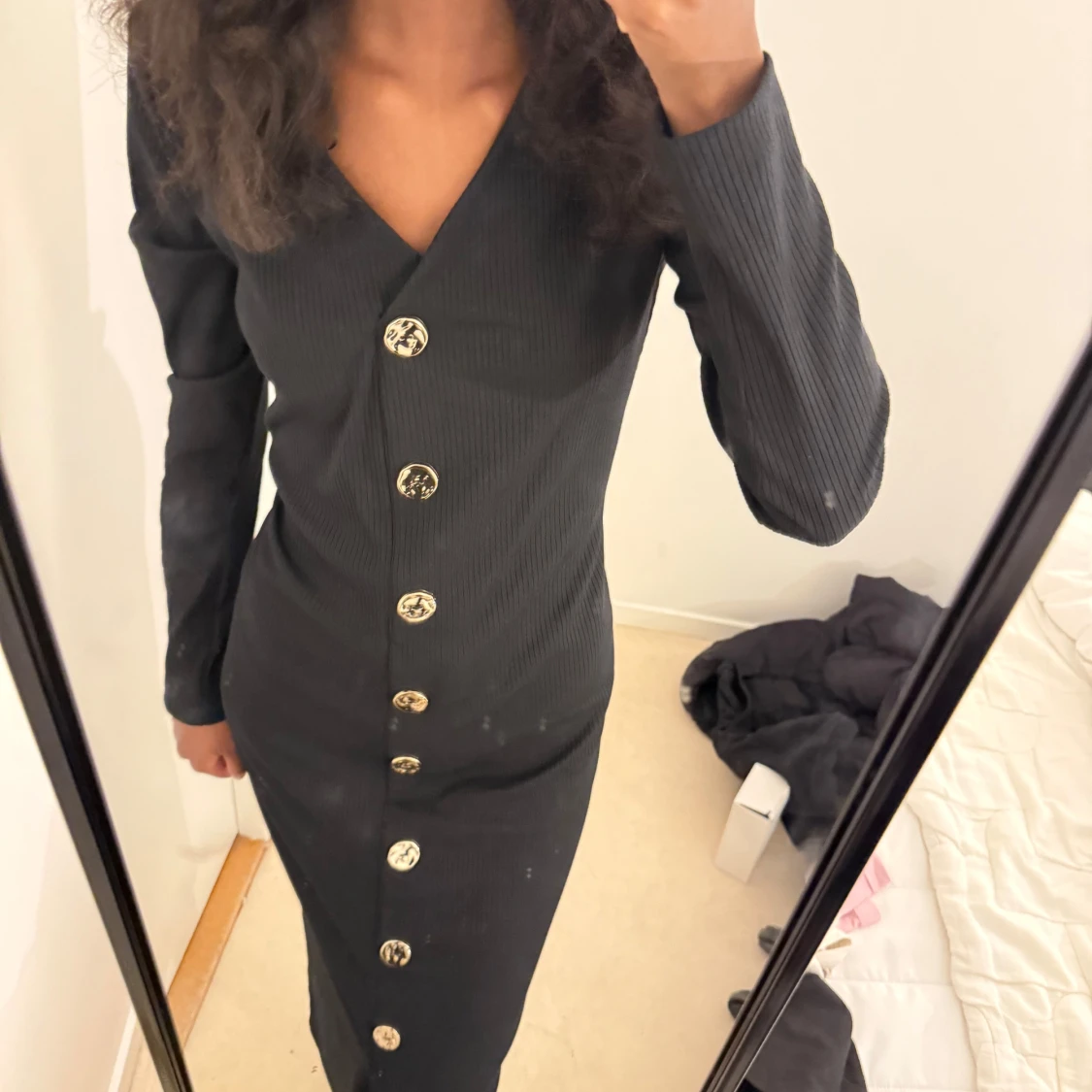 Svart ribbad långklänning med guldknappar - 2