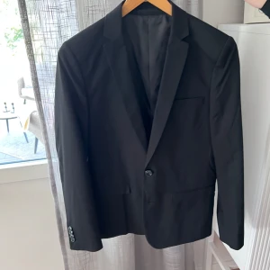 Svart kavaj herr - Kavaj från Jack&Jones  Stl 170 begagnad men i nyskick endast använts 2ggr. 