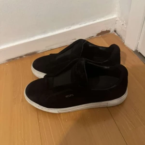 Arigatos - Säljer ett par arigatos som är sjukt snygga men har ett par nya. Dom är super fina inför sommaren så passa på!