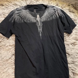 Marcelo Burlon T-shirt  - Marcelo Burlon t shirt där ny pris är up till 2000kr. Använd cirka 3 gånger, så alltså nästintill nytt skick. Perfekt nu till varmare väder. Skick 9/10.  Priset är ej hugget i sten. Bara att skriva vid minsta fundering!