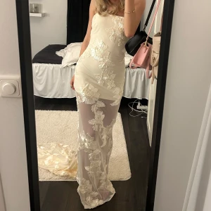 Balklänning champagne/krämvit med släp - Säljer denna snygga populära klänningen med prislapp kvar, perfekt vid bal och bröllop. Beställde den för att ha på min bal, men tyvärr var den lite för stor ovanför bysten.. Så så fin och man kommer verkligen sticka ut med tanke på det fina släpet!! Köpte för 1800! Jag är 164 och den är väldigt lång!!💛💛