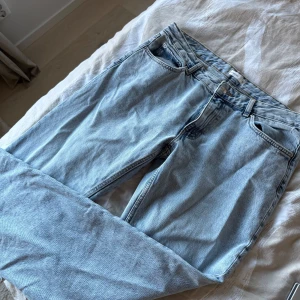 Ljusblå raka jeans från Ginatricot  - Säljer ett par ljusblå jeans med klassisk femficksdesign och raka ben. Jeansen har normal passform och mid waist, perfekt till vardagsstilen. Materialet är denim och färgen är en snygg ljusblå tvätt. Använd minst en gång för att testa outfit annars inga defekter alls 