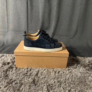 Christian Louboutin - Christian Louboutin Storlek: 40 (41)  Färg: Mörkblå Skick: 8/10 Hör av er vid fler frågor eller funderingar!✌️😁 // Hugo