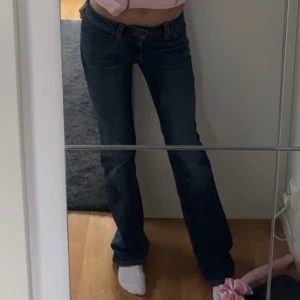 Levis blå jeans - Säljer ett par blå Levis low waist jeans. Perfekta för dig som gillar tidlös stil och vill ha ett par jeans som funkar till allt.