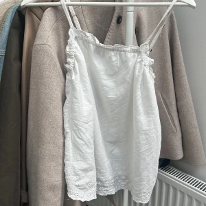 Vit blus - Vit blus/topp i bra skick, storlek 146/152 men sitter som en Xs-s