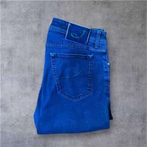 Jacob cohen jeans - Tjena säljer ett par riktigt feta Jacob cohen jeans.riktigt fräscha men har en liten defekt på knä viken så det syns inte alls och det är väldigt litet. Men modellen är style 688 vilket är väldigt lik modellen Nick. Storleken är W32 L32. Hör av er vid den minsta lilla funderingen.😊.9.