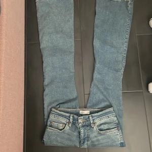 Blå raka jeans från Gina  - Klassiska blå jeans från Gina med utsvänga ben. Jeansen har normal passform och tydliga sömmar på bakfickorna. Väldigt sköna och stretchiga!