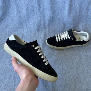 Saint Laurent skor  - Säljer ett par Saint Laurent skor som är i storlek 39,5 men är stora i storleken så sätter mer som 40,5! Hör gärna av dig om du har frågor! 