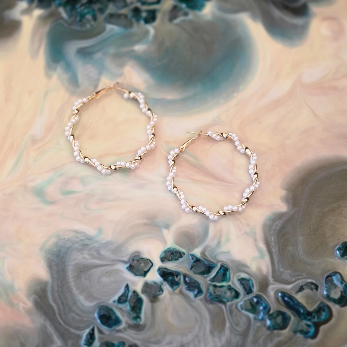 Guldiga hoops med pärlor - 3