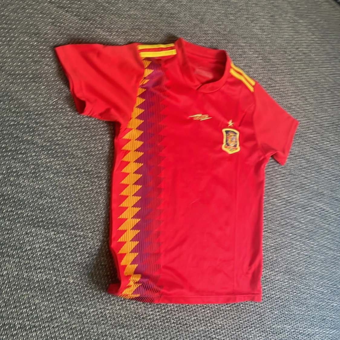 Spansk fotbollströja med gult mönster - 1